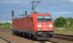 DB Cargo AG [D] mit  185 228-4  [NVR-Nummer: 91 80 6185 228-4 D-DB] am 26.09.19 Durchfahrt Bahnhof Flughafen Berlin Schönefeld.