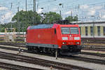 DB Lok 185 135-1 durchfährt solo den badischen Bahnhof.