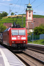 185 088 -2 donnert mit dem Containerzug durch den Bahnhof Bad Bellingen Rheintalbahn 10.07.2020