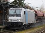 Mitzieher auf Railpool 185 695-4 mit Güterzug durch den Bf Anklam am 18.11.2020.