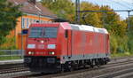 DB Cargo AG [D] mit  185 217-7  [NVR-Nummer: 91 80 6185 217-7 D-DB] am 20.10.21 Durchfahrt Bf. Golm (Potsdam).