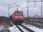Die 185 070-0 mit einem Zug nach Wismar bei der Durchfahrt im Haltepunkt Rostock-Dierkow.Aufgenommen am 26.01.05