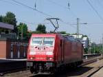 185 285-4  umfährt  den abgestellten Transwaggonzug im Passau-Hbf;100710