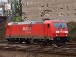 Rangiert mit beiden B�geln am Draht, 185 284-7 am 28.01.2011 in Aachen West.