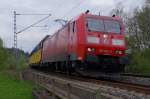185 182 mit gemischten Güterzug und einigen ARS Altmann Autotransportwagen ist am 03.05.2013 bei Haßlach bei Kronach unterwegs.