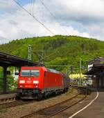 Die 185 370-7 (eine Bombardier TRAXX F140 AC 2) der DB Schenker Rail zieht am 28.03.2013 einen gemischten Güterzug durch den Bahnhof Betzdorf (Sieg) in Richtung Köln.