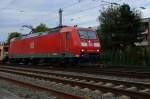 Nach einer kurzen Wartepause am Signal ist die 185 068-4 nun mit ihrem Autotransportwagenzug vom Rheydter Hbf aus in Richtung Köln unterwegs.