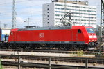 E-Lok 185 043-7 wartet im Würzburger Hauptbahnhof mit einem Containerzug auf Grün (Juli 2016).