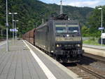 185 551-9 MRCE als Gz durchfährt den Bahnhof Cochem (Mosel).