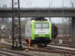 Captrain 185 549-3 am 20.03.17 abgestellt in Hanau Hbf vom Bahnsteig aus fotografiert per Zoom 