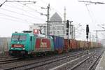 185 612-9 Emons mit einem Containerzug in Dresden Mitte, am 07.04.2017.