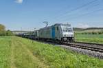 185 304-3 von RTB-Cargo ist am 10.05.2017 mit einen leeren Autozug bei Retzbach-Zellingen in Richtungen Süden unterwegs.