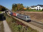 Die 185 418 mit einem KLV-Zug am 14.10.2017 unterwegs bei Ostermünchen.