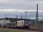 185 599-8 von HSL Logistik GmbH Eisenbahnverkehrsunternehmen, am 24.1.2018 bei der Durchfahrt in Herzogenrath mit einen nur zur Hälfte beladenen Autozug
