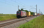 185 513 der Emons führte am 13.05.18 einen Containerzug durch Braschwitz Richtung Halle(S).