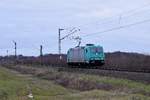 Alpha Trains Belgium 185 618, vermietet an MKB, in Richtung Minden (bei Windheim am 09.01.19)