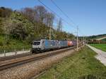 Die 185 684 und die 193 816 mit einem KLV-Zug am 19.04.2019 unterwegs bei Schlüßlberg.