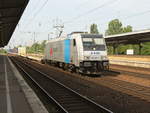 185 697-0  Retrack mit Containerwagen bei der Durchfahrt durch den Bahnhof Berlin Schönefeld Flughafen am 12.