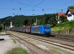 Die 185 510 mit einem Güterzug am 10.07.2016 bei der Durchfahrt in Wernstein.