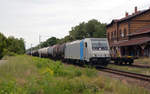 185 691 der Railpool schleppte für ihren Mieter HSL am 17.08.19 einen Kesselwagenzug durch Raguhn Richtung Bitterfeld.