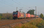 185 513 der Emons schleppte am Morgen des 31.08.19 einen Containerzug durch Jeßnitz Richtung Bitterfeld.