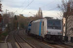 Ein Nachschuss von der  185 677-2 von Railtraxx und eine Rangierlok und kamm aus Richtung Aachen-Hbf und fuhren durch Aachen-Schanz in Richtung Aachen-West.