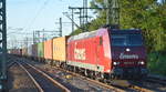 Emons Bahntransporte GmbH, Dresden [D] mit  185 513-9  [NVR-Nummer: 91 80 6185 513-9 D-ATLU] fährt in den frühen Morgenstunden mit einem Containerzug im Hamburger Hafen ein, 25.06.20 Bf.