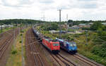 185 587 der Rheincargo begegnet am 11.07.20 bei der Einfahrt in den Güterbereich des Bahnhof Bitterfeld die dort abgestellte 186 942 der LTE.