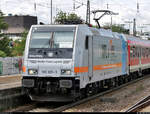 Portrait von 185 691-3 der Railpool GmbH, vermietet an die HSL Logistik GmbH (HSL), untervermietet an die Wedler Franz Logistik GmbH & Co. KG (WFL) und im Dienste der Abellio Rail Baden-Württemberg GmbH (Ersatzzug), die als RE 95869 (RE10a) von Heilbronn Hbf nach Tübingen Hbf den Bahnhof Ludwigsburg auf Gleis 4 erreicht.
Die Lok wurde bereits beim Ersatzverkehr des RE90 zwischen Stuttgart Hbf und Nürnberg Hbf eingesetzt.
Aufgenommen am Ende des Bahnsteigs 2/3.
[28.7.2020 | 15:35 Uhr]