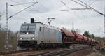 Railpool Lok  185 681-4  [NVR-Nummer: 91 80 6185 681-4 D-Rpool], aktueller Mieter?, mit Ganzzug Schüttgutwagen mit Schwenkdach am 23.03.21 Berlin-Wuhlheide.