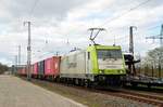 185 650 der Captrain musste am 13.04.21 mit ihrem Containerzug den Bahnof Saarmund über das Bahnsteiggleis Richtung Schönefeld passieren da das Hauptgleis durch 189 022 mit ihrem