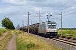 185 677 der WFL schleppte am 13.06.21 einen Kesselwagenzug durch Braschwitz Richtung Halle(S).