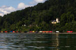 185 604-6 zieht ihren Containerzug zwischen Lochau und Bregenz am Bodensee entlang. 2.8.21