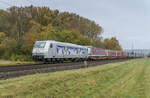 185 540-2 (Oma Liesel) ist bei Himmelstadt mit einen Aufliegerzug am 27.10.2021 unterwegs.