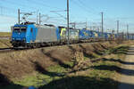 Die blaue Re 185 525-3 im Dienste der BLS bei Langenthal am 22. Januar 2022.
Foto: Walter Ruetsch