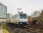 Graz. Die Akiem 185 578 zieht hier am 07.02.2022 den  Mercedeszug  nach Bremerhaven, aufgenommen kurz nach der Abfahrt in Graz Ostbahnhof.