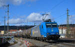 WRS 185 535-2 kommt mit einem Kesselwagenzug durch Würzburg und fährt in Richtung Ansbach weiter. 19.02.2022