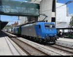 D-ATLU + BLS - Lok 91 80 6 185 527-9 + BLS 485 006 vor Güterzug im Bahnhof Spiez am 30.07.2022