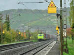 185 534 von Alphatrains kommt mit einem KLV durch Himmelstadt gen Würzburg gefahren.