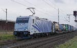 Lokomotive 185 661-5 am 11.01.2023 mit einem gemischten Güterzug in Porz.