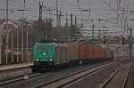 185 76-6 mit 185 597-2 (kalt) und 185 594-9 (kalt) und einem Güterzug nach Aachen-West bei der Durchfahrt in Düren, 12.12.10