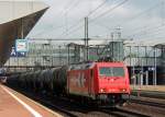 185 585-7 von der HGK (Häfen- und Güterverkehr Köln) durchquert Kassel-Wilhelmshöhe mit schwerem Tankzug (4.7.2013).