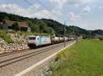 Die 185 635 mit einem Containerzug am 13.07.2013 unterwegs bei Wernstein.