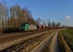 185 517 mit einem Güterzug am 23.02.2014 bei Langenisarhofen.