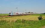 185 677-2 fuhr am 04.09.2014 mit einem Autozug in Richtung Emden, hier bei Petkum.