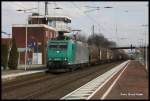 185517 fährt mit einem Güterzug am 13.3.2015 um 14.48 Uhr in Richtung Münster durch den Bahnhof Hasbergen.