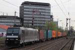 MRCE/boxXpress.de 185 563 am 2.4.14 mit einem Containerzug in Düsseldorf-Rath.