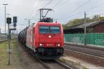 185 587-3 Macquarie Europesold Rail für RheinCargo GmbH  HGK 2055  mit einem Kesselzug  Umweltgefährdender Stoff, flüssig  in Rathenow und fuhr weiter in Richtung Wustermark.