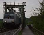 Am 5.5.15 konnte 185 680 mit ihrem Autozug bei der Überfahrt der Sinzinger Donaubrücke festgehalten werden.