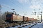 Alpha Trains Belgium 185 513, vermietet an Emons Rail Cargo, befördert am 22.01.16 in Diepholz einen KLV-Zug in Richtung Bremen.